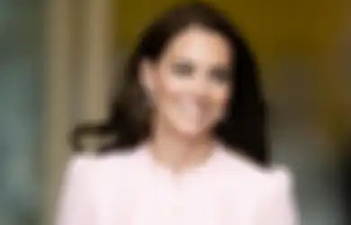 Fashion Feminin Pink Kate Middleton Saat Berkunjung ke Museum