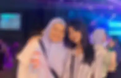 Nonton Konser Bareng Mama, Begini Gaya Kasual Siti Adira Kania