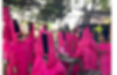 Viral Emak-emak di Majalengka Anggota Girlband Mother Bank Berpenampilan Nyentrik Bak Penari Sufi, Netizen: Kerudung Bunda Mencakar Angkasa