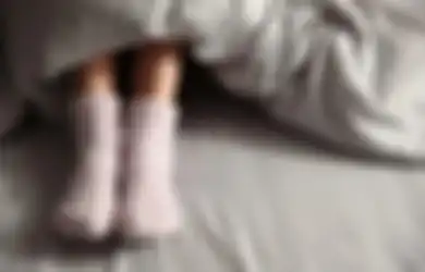 Rasakan 6 Keuntungan Ajaib Tidur Pakai Kaos Kaki, Bisa Coba Malam Ini