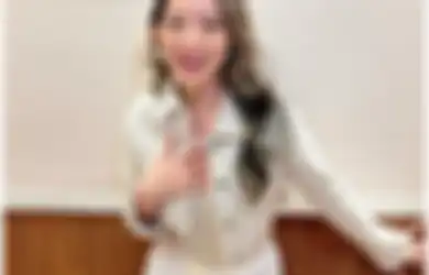 5 Ide Fashion Kece Pakai Celana Panjang Putih ala Natasha Wilona