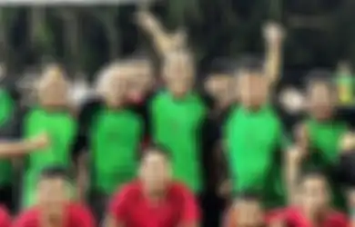 Disoraki Warga Saat Berhasil Cetak Poin, Viral Momen Duta Sheila On 7 Ikut Lomba Voli Antar RT, Sang Vokalis: Saya Ya Apa Adanya