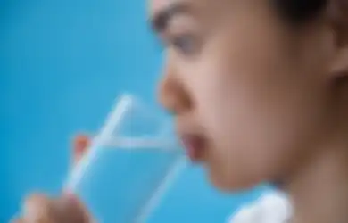 5 Bahaya Terlalu Banyak Minum Air Putih, Berlebihan Emang Enggak Baik!