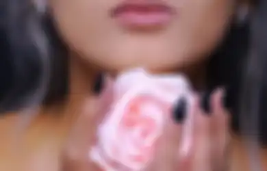 3 Arti Kedutan di Bibir Kanan Atas Menurut Primbon Jawa, Konon Asmara Sedang Berbunga-bunga