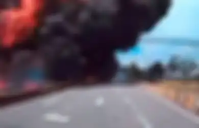 Detik-detik Pesawat Jatuh di Jalanan Selangor Terekam Kamera, Anggota Dewan Malaysia Tewas di Tempat