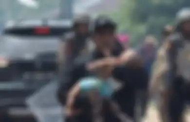 Detik-detik Ayah Lari Selamatkan Bayinya yang Terkena Gas Air Mata saat Bentok Polisi Vs Warga Rempang: Matanya Putih Semua
