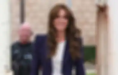 Tampil Formal Simpel dengan Fashion Navy Blue ala Kate Middleton