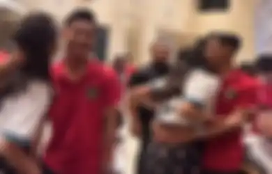 Pratama Arhan Menciumnya di Depan Umum, Azizah Salsha Malu-malu saat Diminta Kecup Balik, Sang Ayah Auto Turun Tangan