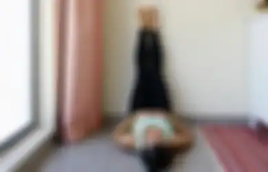 7 Manfaat Mengangkat Kaki ke Tembok. Bisa Atasi Insomnia Lho!