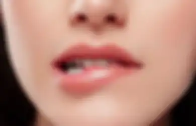 3 Trik Ampuh Menghilangkan Kebiasaan Menggigit dan Menjilat Bibir