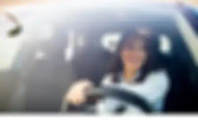 Awas, Jangan Pernah Gunakan 5 Fashion Item Ini Saat Menyetir Mobil!