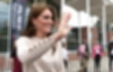 Gaya Feminin Kate Middleton Pakai Outfit Warna Beige. Classy!