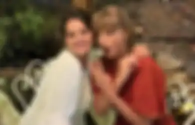 Selena Gomez Dikabarkan Agak Khawatir dengan Hubungan Taylor Swift dan Travis Kelce, Kenapa?