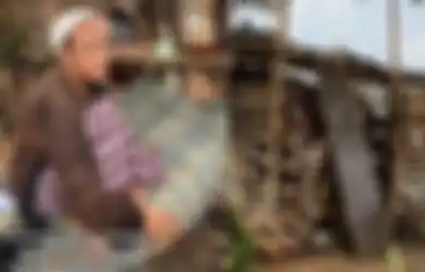 Pilu Tinggal di Gubuk Reyot Nyaris Rubuh, Ustaz Ini Rela Ngajar Ngaji Gratis dan Wakafkan Warisannya untuk Bangun Masjid