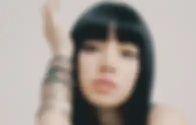 Lisa Rayakan 1 Miliar Streaming Lagu Money dengan Masak Makanan Thailand
