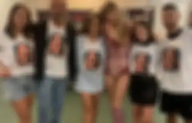 Taylor Swift Melayat Temui Keluarga Swifties yang Meninggal di Konser