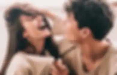 5 Tanda Kamu Sudah Jatuh Cinta Terlalu Cepat, Harap Perhatikan Guys