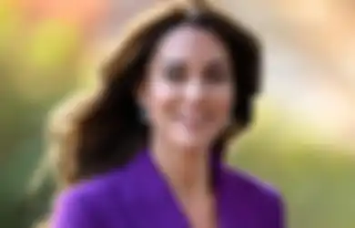 Fashion Kate Middleton Bergaya Formal Pakai Setelan Ungu. Stunning!