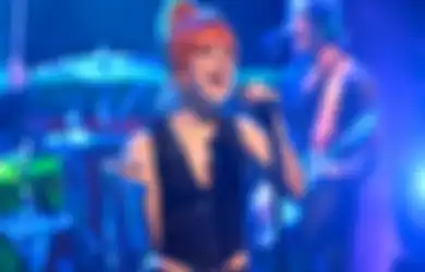 Hayley Williams Sindir Bakal Pecat Kru Kembang Api yang Salah Timing di Konser