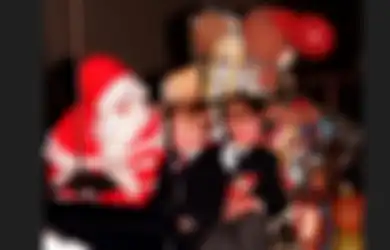 Sambut Natal, Nostalgia Foto Keluarga Kerajaan Inggris Bersama Santa Claus (Part 1)