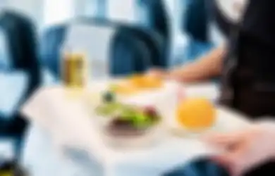 5 Makanan Terburuk yang Bisa Bikin Kita Begah Pas Naik Pesawat