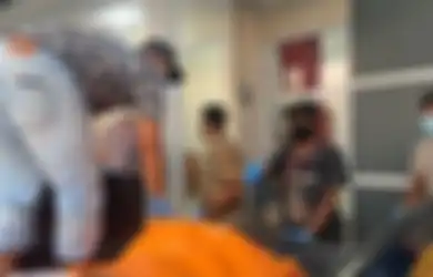 Bocah 10 Tahun Tidur 3 Hari Baren Jasad Ibunya yang Sudah Membengkak di Ponorogo, Sempat Santai Keluar Rumah Beli Makan Tapi Tak Lapor Tetangga