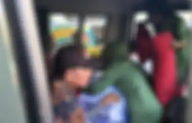 Suaminya Gugur Ditembak KKB Papua, Viral Momen Istri Kopda Hendrianto Menangis Histeris Peluki Peti, Singgung soal Janji
