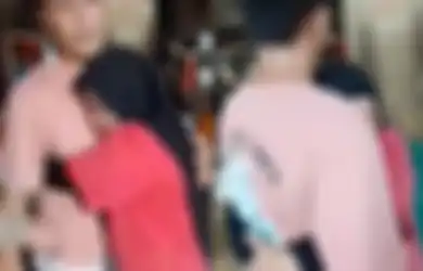 Viral Ibu Manangis Haru Peluk Pemuda yang Mirip Almarhum Anaknya, Minta Agar Tak Pergi, Warganet: yang Sabar Bu