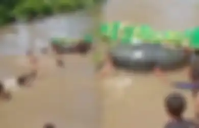 Keranda Diangkut Pakai Ban Mobil, Viral Warga Nekat Seberangi Sungai Demi Antar Jenazah, Kepala Desa: Tidak Ada Akses Jembatan