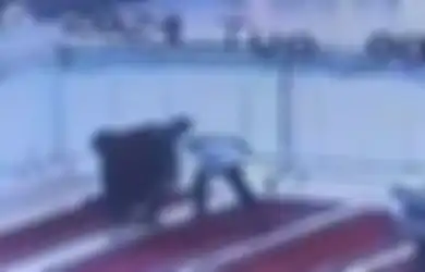 Terekam CCTV Aksi Tak Senonoh Bocah SMP pada Perempuan yang Tengah Shalat di Masjid, Pengurus Langsung Lakukan Tindakan Ini