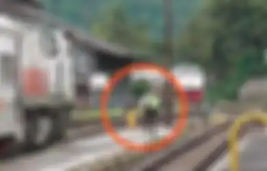 Nyaris Tersambar Kereta Api, Viral Detik-detik Menegangkan Penyelamatan Bocah dari Perlintasan Kereta Api, PT KAI Beri Reaksi Begini