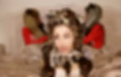 Fakta Sebenarnya di Balik MV Santa Tell Me Ariana Grande, Tak Layak Tayang
