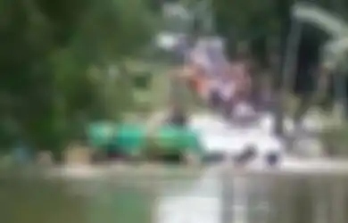 Terjang Banjir Setinggi Leher, Viral Video Warga Grobogan Apungkan Keranda Berisi Jenazah, Begini Penjelasan Kades