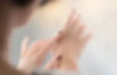 3 Arti Kedutan di Sela Jari Tangan Kiri, Ada Pertanda Baik soal Karier