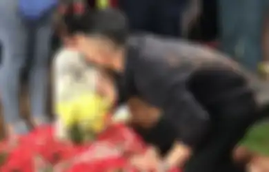 Anggi Pratama Turun ke Pusara untuk Antarkan Istri ke Peristirahatan Terakhir, Ini Alasan Jenazah Stevie Agnecya Tak Diazankan Saat Dimakamkan