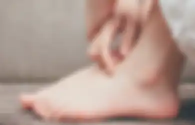 3 Arti Kedutan di Mata Kaki, Pertanda Berkah atau Ada Rintangan?