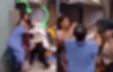 Nunggak Utang Berkali-kali, Emak-emak di Gresik Hajar dan Lempar Mangkok ke Kepala Debt Collector Sampai Berdarah, Begini Endingnya