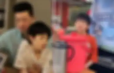 Anaknya Viral Ladeni Pembeli dengan Tangannya Sendiri, Terkuak Sosok Orang Tua Bocah yang Jual Susu Rp 15 Ribu Pakai Mobil Rp 3,5 M, Punya Kerajaan Bisnis