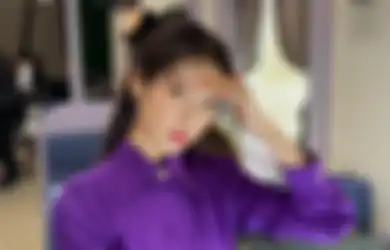 Gaya Kasual IU yang Bisa Jadi Ide Outfit Tampil Manis dan Trendi