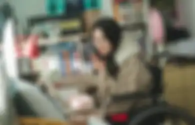 Kim Hye Yoon Latihan Pakai Kursi Roda Buat Peran Im Sol di Drama Korea Lovely Runner
