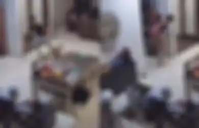 CCTV Ungkap Detik-detik Anak Artis Sigap Selamatkan Adiknya Saat Gempa Garut, Penampakan Makhluk Kecil Ini Terekam hingga Bikin Gagal Fokus: Itu Apa Ya?