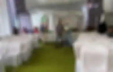 Viral Momen Nyesek Kirab Pengantin Tanpa Tamu Undangan, Hanya Disaksikan Bangku Kosong, Warganet: Baru Ngalamin
