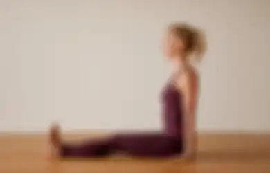 5 Manfaat Ajaib Padahal Cuma Cobain Gerakan Yoga Duduk Tegak Ini