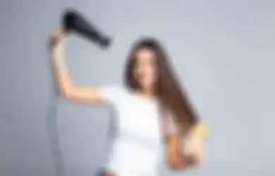 Tips Menata Rambut dengan Hair Dryer Tanpa Khawatir Rusak dan Kering