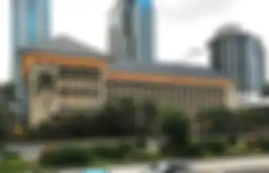 Bagaimana Peran Lembaga Keuangan, Khususnya Bank Sentral, dalam Mempengaruhi Permintaan Uang di Suatu Negara?