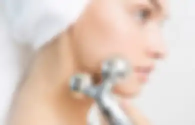 6 Manfaat yang Dapat Kita Peroleh dengan Memijat Wajah Memakai Face Roller!