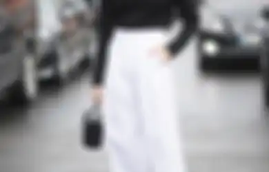 6 Inspirasi Padu Padan Turtleneck Hitam yang Bisa Kita Tiru Setiap Waktu!