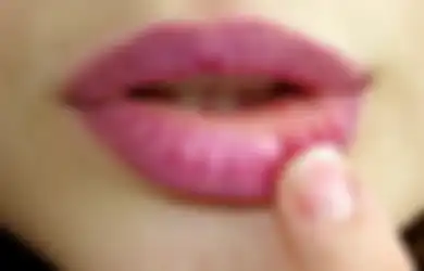 Langkah-langkah Menghapus Lipstik di Bibir Agar Benar-benar Bersih