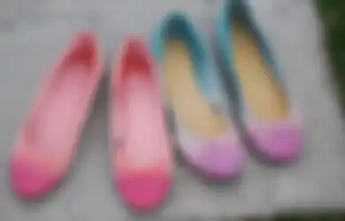 Cara Mudah Mengubah Warna Ballet Flats yang Pudar Menjadi Gradasi Warna Seru