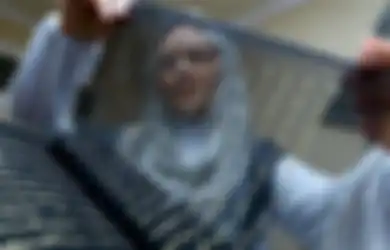 Indah dan Menakjubkan, Pelukis Ini Menyalin Kitab Suci Al-Qur’an di Atas Kain Sutra Hitam